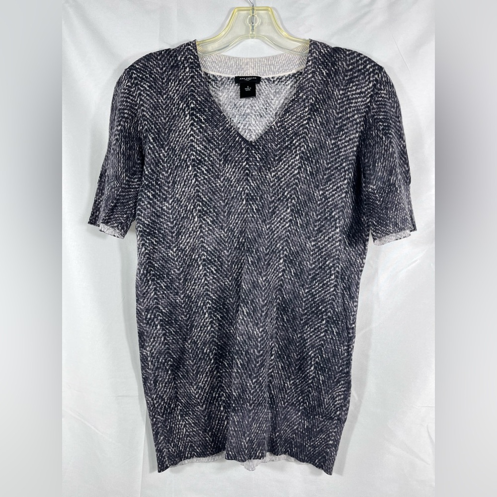 Ann Taylor Monochrome V-Neck Knit Top